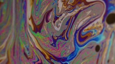 Dikey video. Yanardöner dalga. Kabarcık dokusu. Bulanık mavi pembe pembe renkli benzin pigmenti mor soyut arkaplanda yüzüyor..