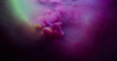 Boya sisi akışı. Parıldayan bulut. Bulanık pembe, sarı, sisli, parlak, duman deseni soyut, akrilik, siyah arka planda yayılıyor..