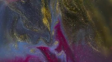 Parlak mürekkep. Bulanık bokeh parıltısı. Soyut sanat arka planında yüzen altın sarısı mavi renkli akrilik doku sıvısı.