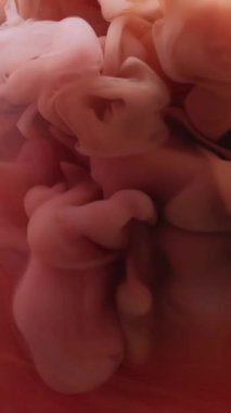 Dikey video. Duman patlaması. Bulut dokusu. Soyut sanat arka planında sıvı ruhani dumandaki mor boya pigmenti sıvısı mürekkebi..