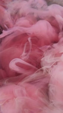 Dikey video. Bulut dalgası. Boya karışımı. Odaklanmamış pembe renkli su mürekkebi dokusu soyut koyu siyah sanat arka planında yüzen kimyasal buhar sıvısı..