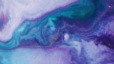Parıldayan karışım. Bulanık akrilik akıntı. Beyaz mavi mor ışıldayan parçacıklar mürekkep pigmentini karıştırıyor. Odaklanmamış renk mermeri soyut arkaplanı.