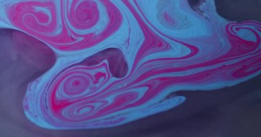 Duman boyası. Akrilik pigment. Soyut sanat eserlerinin yaratıcı arka planında dönen mavi mor renkli su mermeri sıvısı karışımı..