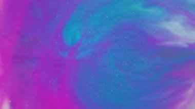 Mürekkep sıçraması. Bulanık boya karışımı. Akrilik sıvıda parlak renkli pigment damlası dökülmüş. Pembe beyaz mavi parıldayan akış soyut arkaplan.