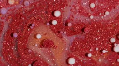 Mürekkep damlası. Suyu boya. Odaklanmamış kırmızı mor turuncu renkli parlak yağ beyaz damlacıklar soyut arkaplanda yüzen parlak sıvılar.