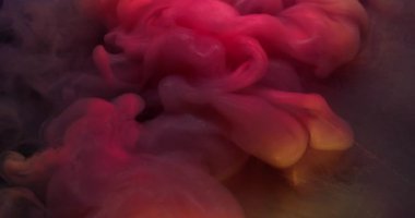 Mürekkep akışı. Sıçrama pigmenti. Odaklanmamış pembe renkli sim bulutu dumanı gökkuşağı su akrilik dokusu soyut arkaplanda yayılıyor.