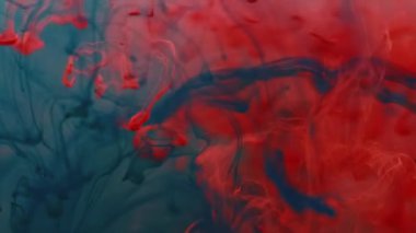 Duman sıçrıyor. Boya karışımı. Kırmızı mavi karışık girdaplı sanat suyu damlaları damlalar çözülmüş pigmentler yayılmış. Soyut sıvı doku arkaplanı.