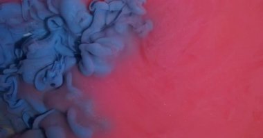 Arkaplanı boya. Renk dumanı. Odaklanmamış mavi su sisi kimyasal pigment dalgası pembe sanat soyutlamasında kıvılcım saçan nemli sıvı..