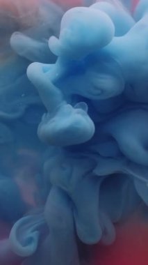 Dikey video. Duman patlaması. Bulut dokusu. Soyut sanat arka planında, sıvı ruhani dumandaki pembemsi mavi boya sıvısı mürekkebi..