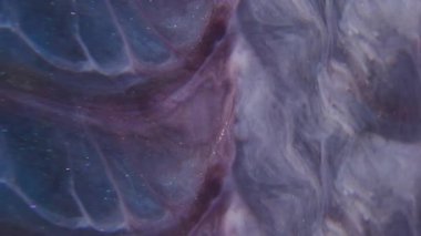 Parlak kıvrımlı dokular. Parıltı karışımı bulanık. Mistik ışıldayan sıvı gri mavi boya akışı. Odaklanmamış renk soyut arkaplanı.