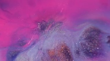 Boya patlaması. Bulanık neon sıçraması. Pembe, altın akrilik mürekkep karışımı renk simleri. Canlı damlacık boyası odaklanmış soyut arkaplan.