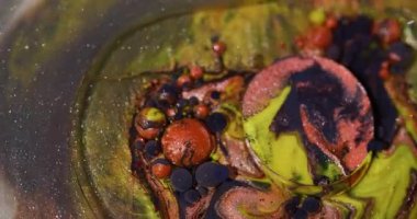 Parlak kabarcıklar. Bokeh yağı. Bulanık mor turuncu parlak yuvarlak dokular soyut akrilik arka planda parlak sıvı boya.