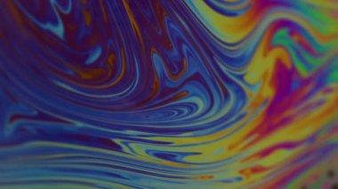 Dikey video. Mürekkep at. Benzin sanatı. Odaklanamayan mavi yeşil renkli ıslak kabarcıklar soyut koyu siyah arkaplan üzerinde yüzen sıvı.