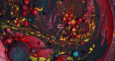 Renk yağı karışımı. Baloncuk sanatı. Bulanık kırmızı mavi mürekkep damlası yuvarlak desen akrilik ıslak pigment dairesi soyut zemin üzerinde.