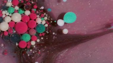 Köpüklü sıvı. Boya sıvısı. Odaklanmamış pembe beyaz parlak parçacıklar soyut yaratıcı sanat arka planında yüzerler..