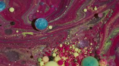 Dökme mürekkebi. Boya damlası. Odaklanmamış mor renkli baloncuk sıvısı akrilik soyutlama üzerinde yüzen yağ pigmenti..