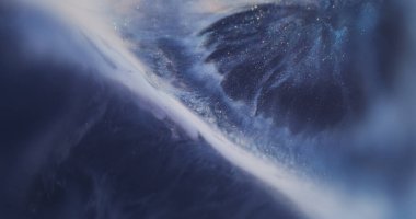 Bulanık dalgalı boya. Işıl ışıl. Odaklanmamış mavi mor renkli parlak pigment sıvısı soyut sanat arkaplanda yüzüyor..