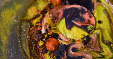 Yağ sıvısı. Renkli baloncuklar. Odaklanmamış turuncu mor parıltılı su soyut bokeh arkaplan üzerinde parlak yuvarlak mürekkep dokusu dairesi.