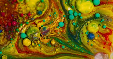 Parıltılı sıçrama. Mürekkep yağı karışımı. Odaklanamayan sarı kırmızı renk, köpüklü su dokusu soyut sanat arka planında yüzen kabarcıklar..