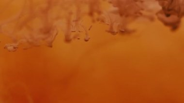 Boya çözeltisi. Duman girdabı. Kahverengi turuncu renk su damlatan resim pigmentleri. Sis damlası kıvrımlı boya buharı soyut sıvı arka plan lekesi.