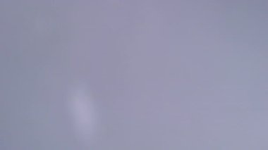 Titreşimli daireler. Fişek çözünmüş karışım. Mor arka planda beyaz ışık sızıntısı dönüş rotasyonu. Stroboskopik top flaş parlaklığı soyut etkisi.