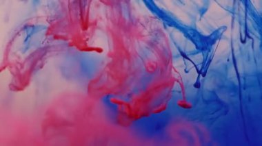 Boya buharı damlası. Mürekkep karışımı. Parlak sisli girdap dokusu bulanık su akıntısı. Kırmızı mavi pigment sis fantezi soyut arkaplan.