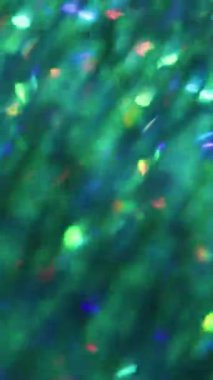 Dikey video. Çoklu renkli kaleydoskop. Odaklanamayan ışık patlaması. Yeşil turuncu mor lens soyut bokeh efektini açıyor modern arka plan.