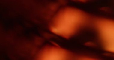 Bulanık turuncu parıltı. Parlak sanat. Soyut bokeh ışık arkaplanı üzerinde altın renkli optik ışıl ışıl parıltı görsel desen aydınlatma.