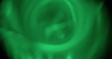 Bulanık daireler. Yeşil ışık. Soyut aydınlatılmış bokeh arkaplan üzerinde odaklanmış parlak renkli optik parıltı dokusu titreşimli parlaklık.