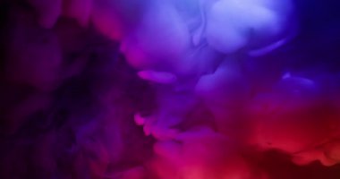 Boya buharı karışımı. Neon bulutu sisi. Bulanık pembe mavi renkli simli gökkuşağı parçacıkları soyut karanlık sanat arka planına yayılıyor..