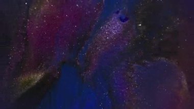 Boya karışımı. Bulanık ıslak mermer. Odaklanmamış mavi altın rengi desen sıvısı soyut koyu siyah arkaplanda yüzüyor..