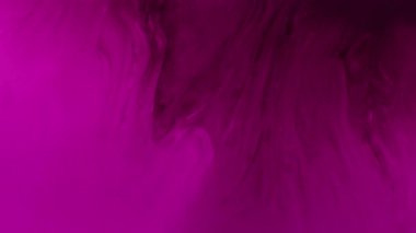 Mürekkep dök. Bulanık sıçrama dokusu. Odaklanmamış neon rengi su koyu siyah sıvı soyut sanat arka planına yayılıyor..