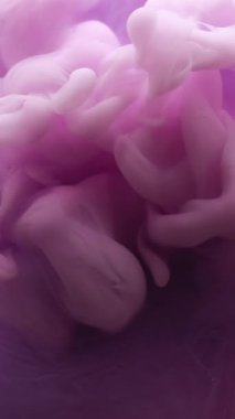 Dikey video. Renk karışımı. Buhar boyası. Soyut sanat akrilik ruhani arka planında dönen suda çözünmüş pembe duman mürekkebi dokusu..