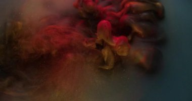 Mürekkep suyu. Parıldayan duman dalgası. Odaklanmamış turuncu mavi renkli gökkuşağı soyut arkaplana yayılan bulut sıvısı parçacıkları sıçratır.