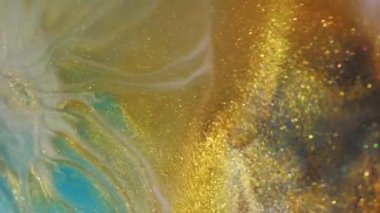 Akrilik yayılmış. Parlak bulanık boya. Sarı mavi emülsiyon karışım dokusu. Odaklanamayan mor renk soyut arkaplan üzerine girdap akışı.