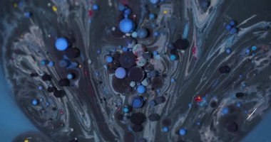 Boya yağı. Köpükler karışır. Soyut sanat akrilik zemininde yüzen mavi mor renkli sıvı simler..