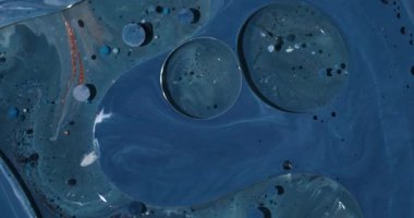 Yağ akışı. Köpüklü su. Odaklanmamış mavi turuncu renkli parlak renkli yuvarlak akrilik karışımlı sıvı soyut sanat arka planında yüzüyor..