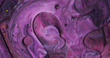 Kabarcıklar akıyor. Yağ damlası. Soyut sanat arka planında yüzen mor kırmızı parlak sıvı yuvarlak mürekkep emülsiyonu.