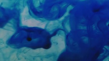 Su altı boyası dökülmüş. Pigment karışımı. Sis mavisi damlalar, sıvı mistik karışımı sıçratır. Sanat akışı şeffaf renk soyut çözülmüş psikedelik arkaplan.