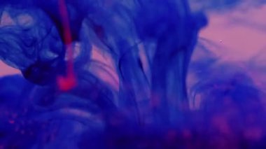 Duman sıçrıyor. Boya karışımı. Mavi karışım girdaplı su damlası çözülmüş pigment dağılımı. Soyut renk sıvı doku arkaplanı.