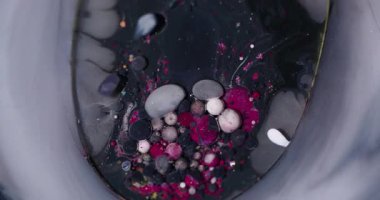 Köpük damlası. Petrol soyutlaması. Odaklanmamış mavi beyaz renkli simler yuvarlak, akrilik arka plan üzerinde emülsiyon su dokusu dairesi.