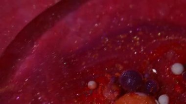 Boya karışımı. Damla dokusu. Soyut yaratıcı akrilik sanat arka planında yüzen bulanık pembe beyaz yağ renkli parlak baloncuklar..