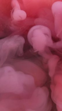 Dikey video. Mürekkep su sıçratır. Akışkan bulut. Soyut koyu siyah sanat arka planında sönük mor kırmızı ruhani renk akışı.