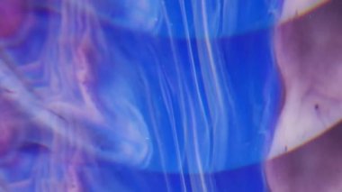 Galaksi sıvısı. Bulanık kaleydoskop. Mavi, gri, akışkan, yuvarlak, soyut bir arka plan. Işıl ışıl renkli gezegen çözünüyor.