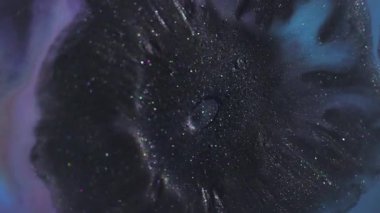 Mürekkep sıçraması. Bulanık boya karışımı. Yuvarlak renkli pigment damlası akrilik sıvıda dökülmüş. Siyah, mor, parlak, soyut arkaplan akışı..