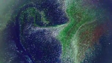 Sıvı dökülmesi. Mürekkep simleri. Odaklanmamış mavi, gümüş renkli, parlak damlacıklar soyut sanat arka planında parıldayan su pigmentleri..