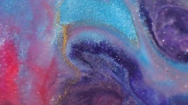 Parıltılı boya. Odaklanmamış mürekkep yayılmış. Bulanık ıslak mermer sıvıya kırmızı mor pigment dökülmüş. Renkli soyut sızıntı girdap arkaplanı.