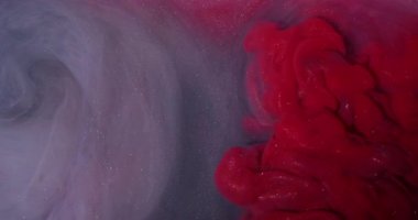 Parlak dalga. Mürekkebi karıştır. Odaklanmamış kırmızı mor renkli duman buharlaşan akrilik kıvılcım sıvısı soyut yaratıcı arka planda dönüyor..
