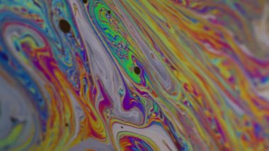 Dikey video. Renk lekesi balonu. Holografik mürekkep. Pembe mavi soyut arkaplanda yüzen yeşil mor akrilik doku..