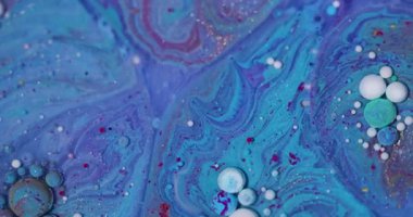 Kabarcıklar akıyor. Yağ damlası. Soyut sanat arka planında yüzen mavi kırmızı beyaz parlak sıvı yuvarlak mürekkep emülsiyonu.